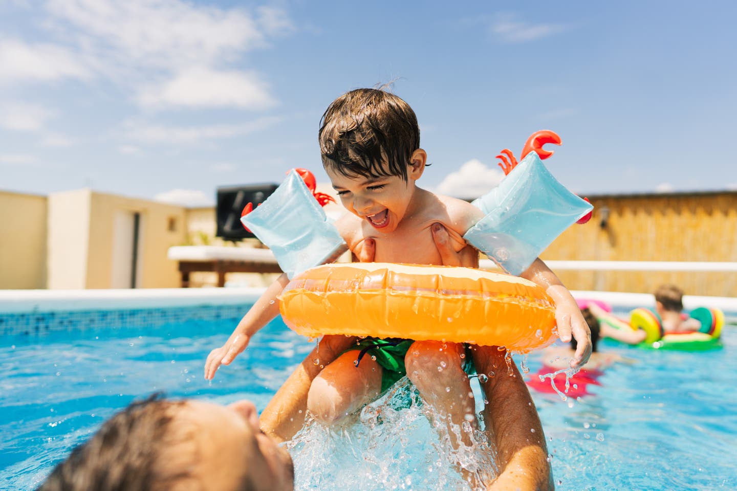 Vater und Kind spielen im Pool