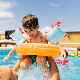vater-kind-pool-g-1394669788.jpg