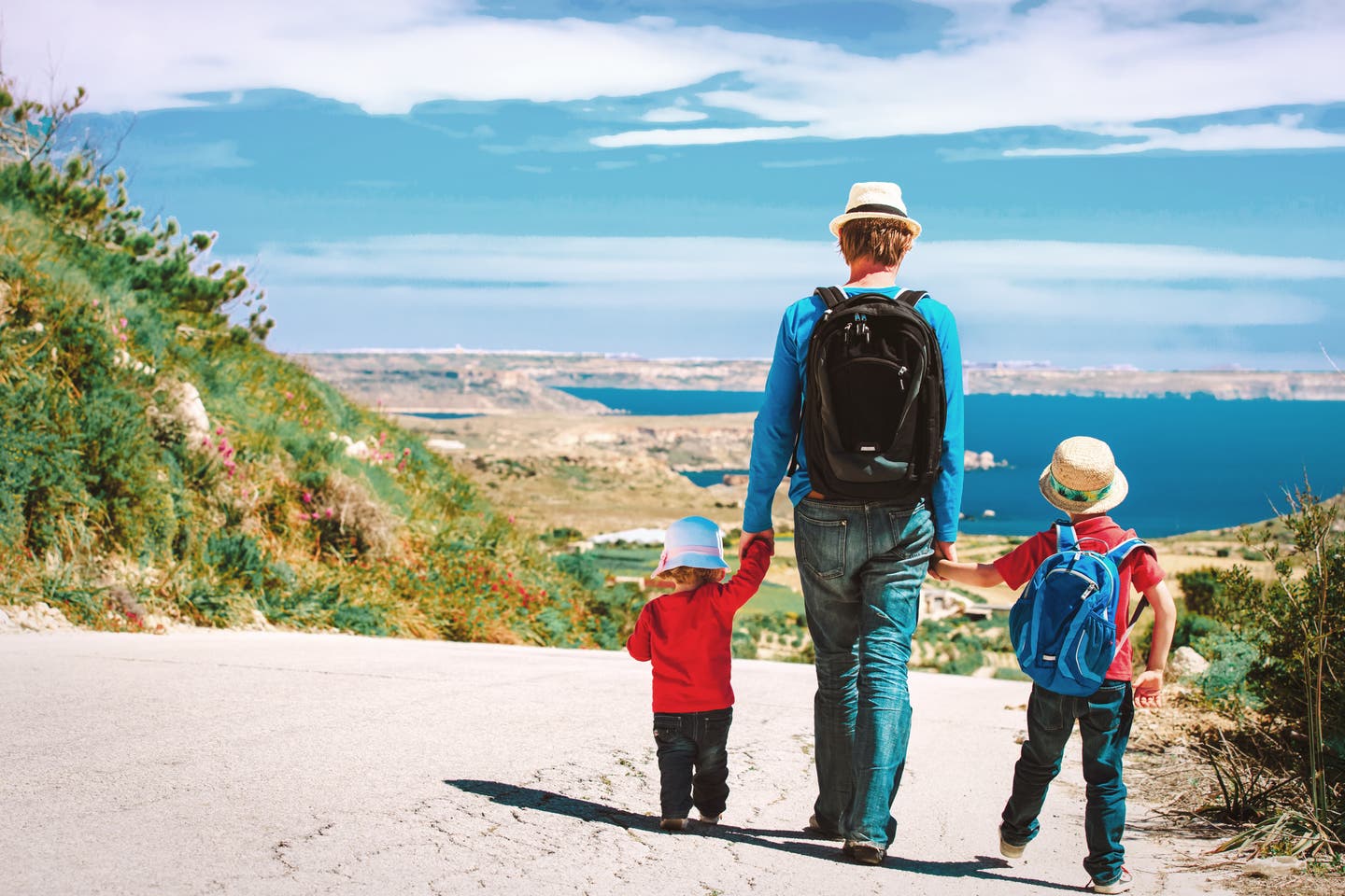 Vater wandert mit seinen Kindern