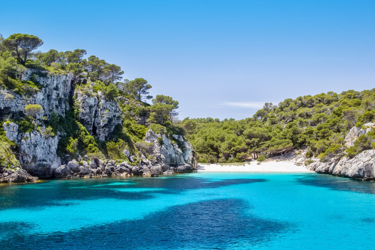 Blick auf den Cala Macarelleta Strand auf der Insel Menorca