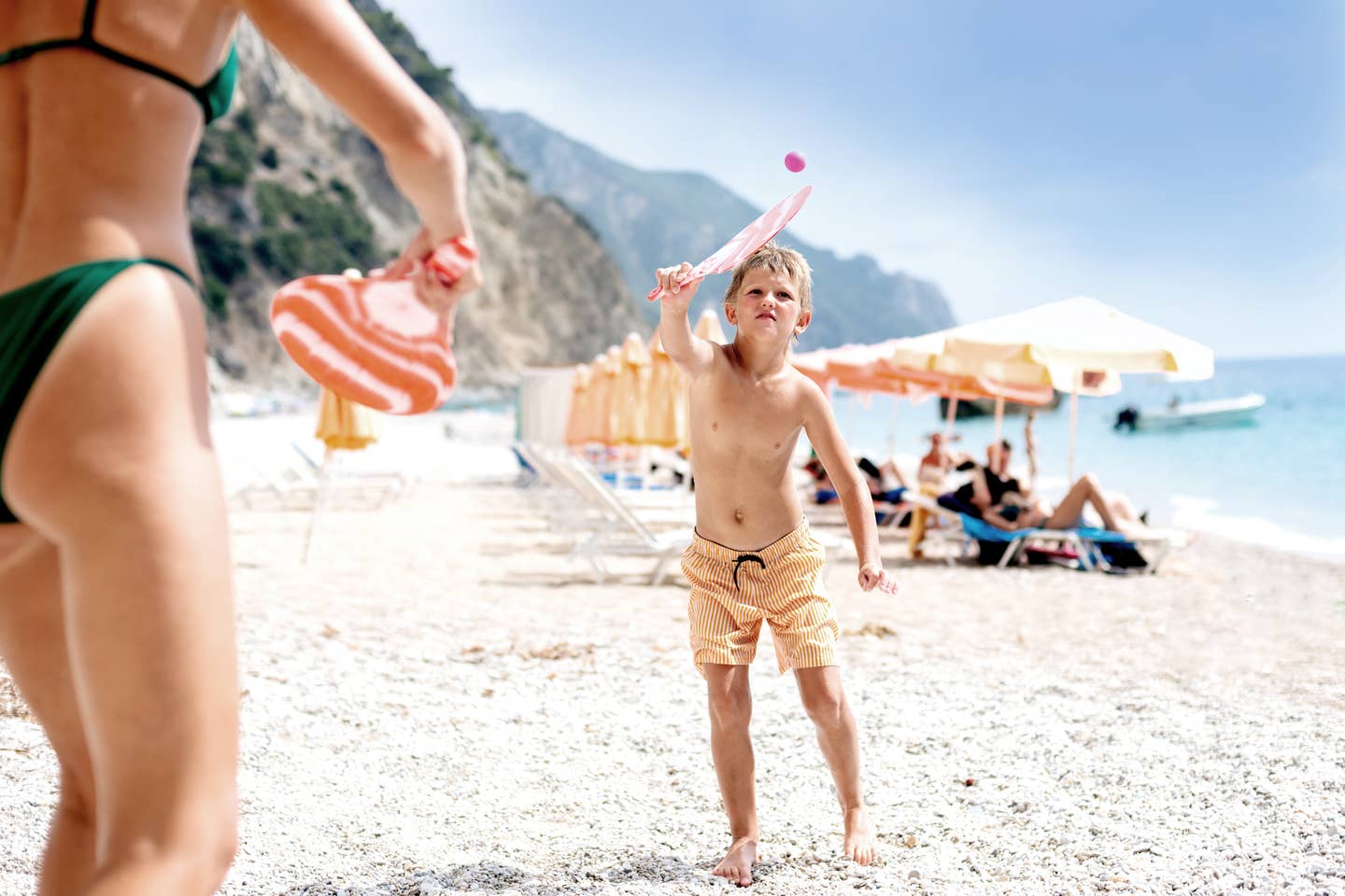 Familie spielt am Strand auf Korfu