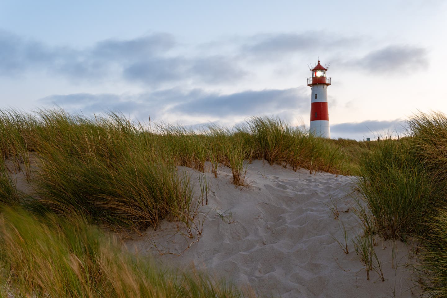 Deutschland Nordsee Leuchtturm bei wolkigem Himmel