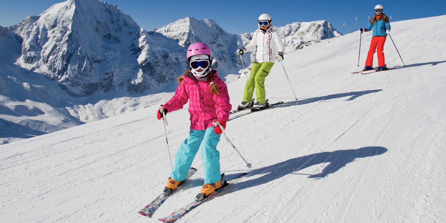 Famile beim Skifahren