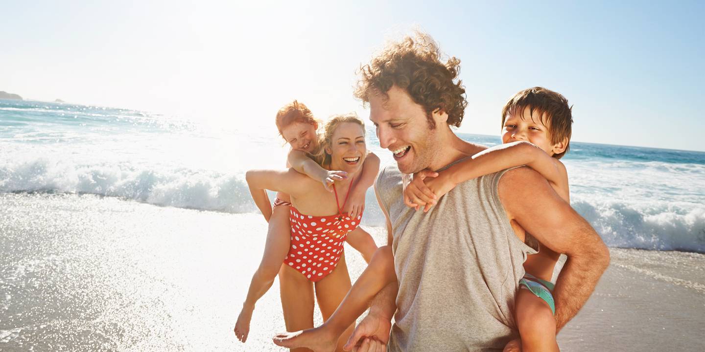 Last Minute Angebote 2026: Familie am Strand