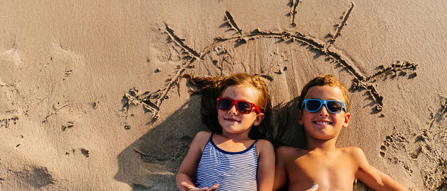 Mädchen und Junge am Strand Mädchen und Junge am Strand
