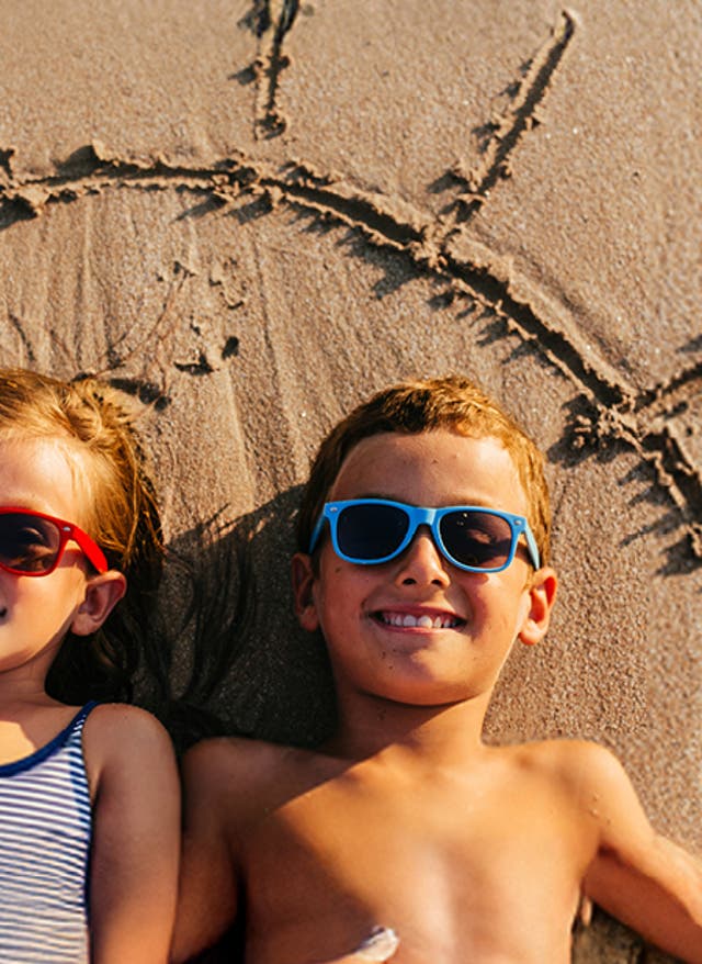 Frühbucherangebote Mädchen und Junge am Strand
