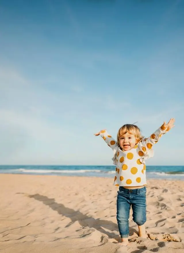 Jetzt Herbsturlaub-Angebote entdecken Herbsturlaub Kind am Strand