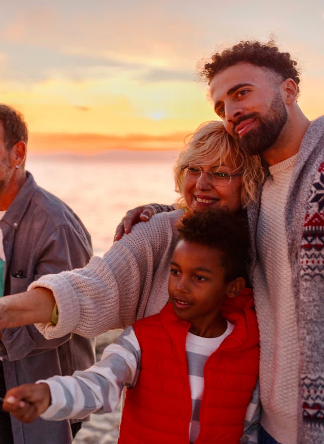Silvesterreisen Freunde mit Wunderkerzen am Strand