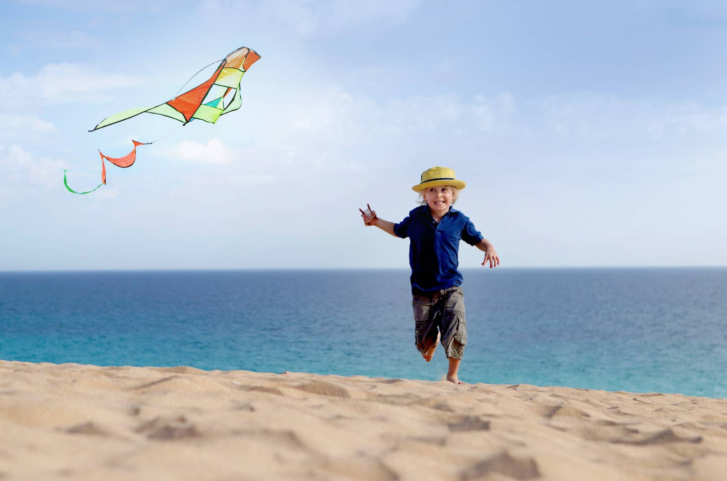 Kind spielt am Strand auf Fuerteventura