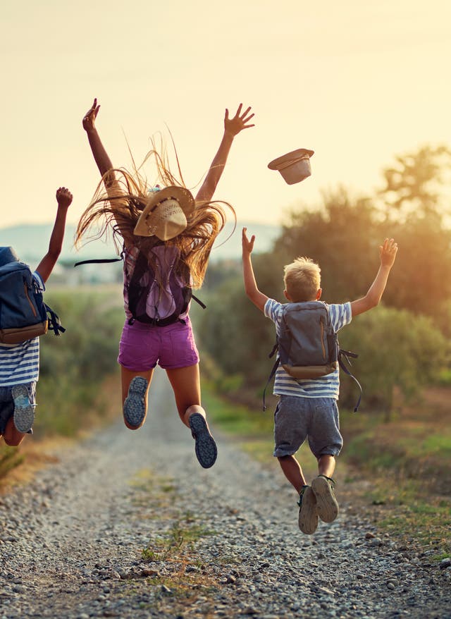 Mehr erfahren Kinder springen auf einem Wanderweg in die Luft