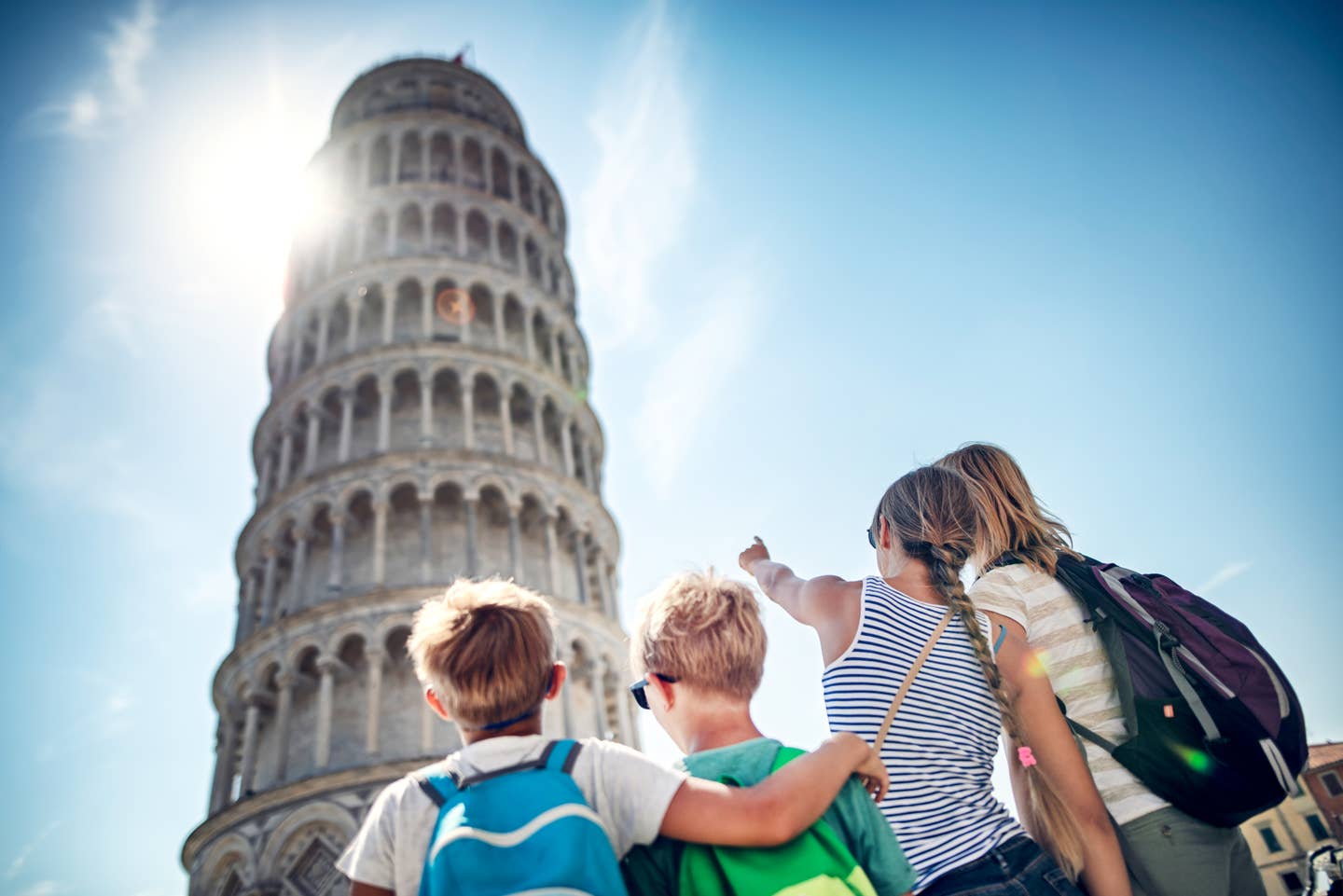 Familie vor dem schiefen Turm von Pisa