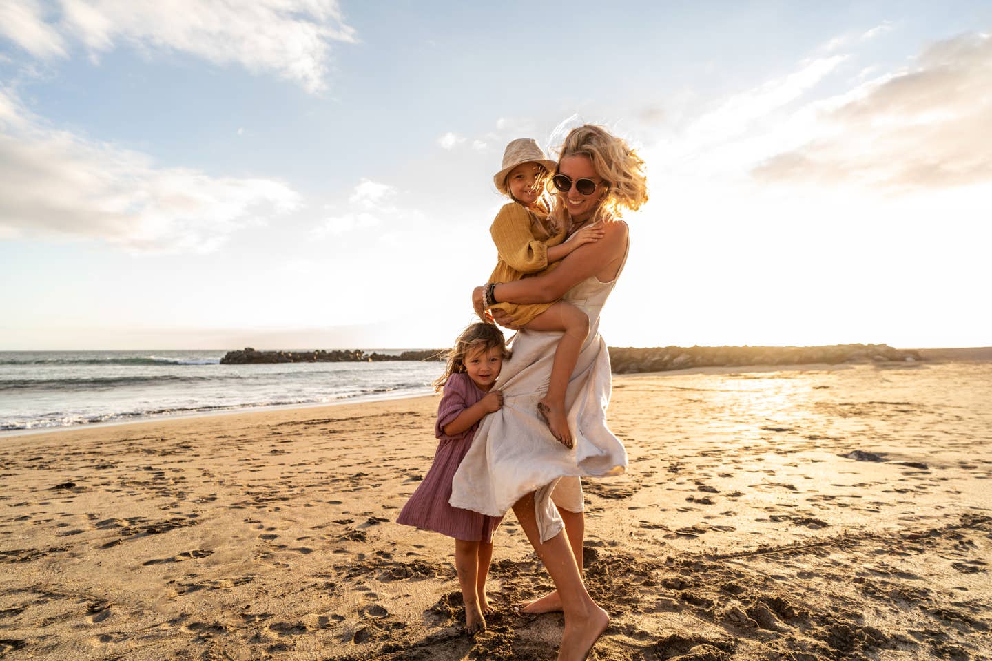 Mutter und Kind am Strand auf den Kanaren