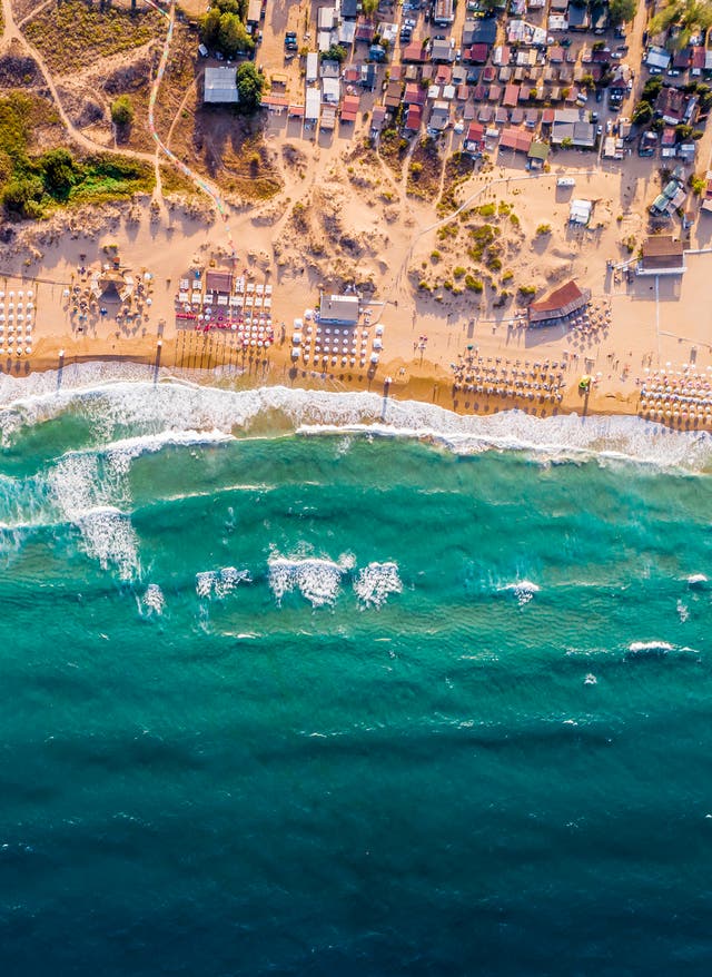 Sonnenstrand oder Goldstrand – wo ist es schöner? Luftaufnahme vom Strand Smokinya nahe Sozopol