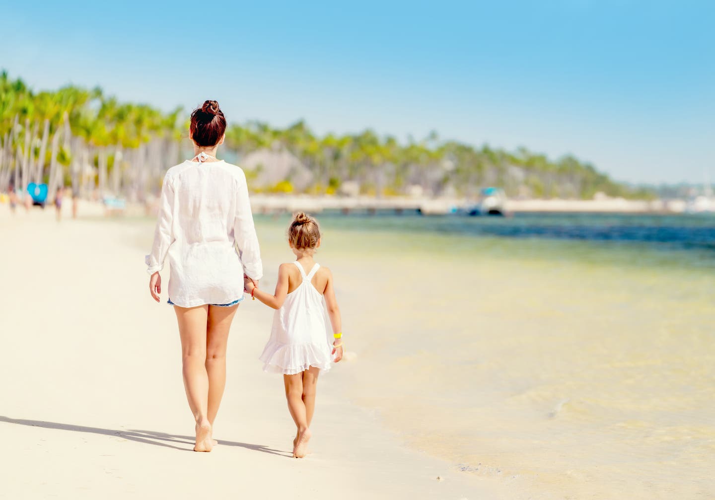 Mutter und Tochter am Strand in der Dominikanischen Republik