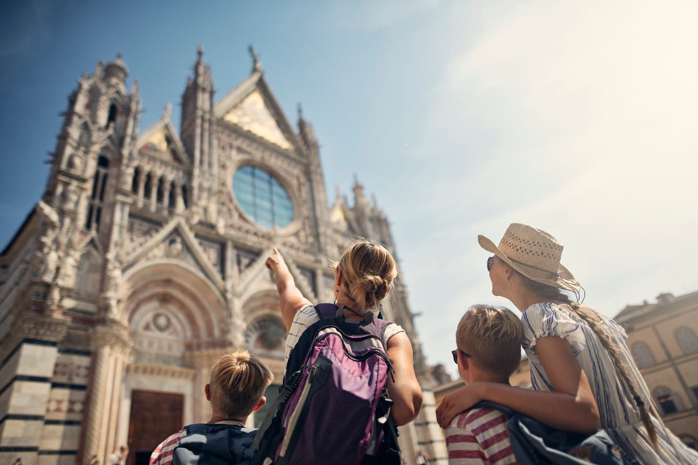 Mutter und Kinder vor dem Dom von Siena