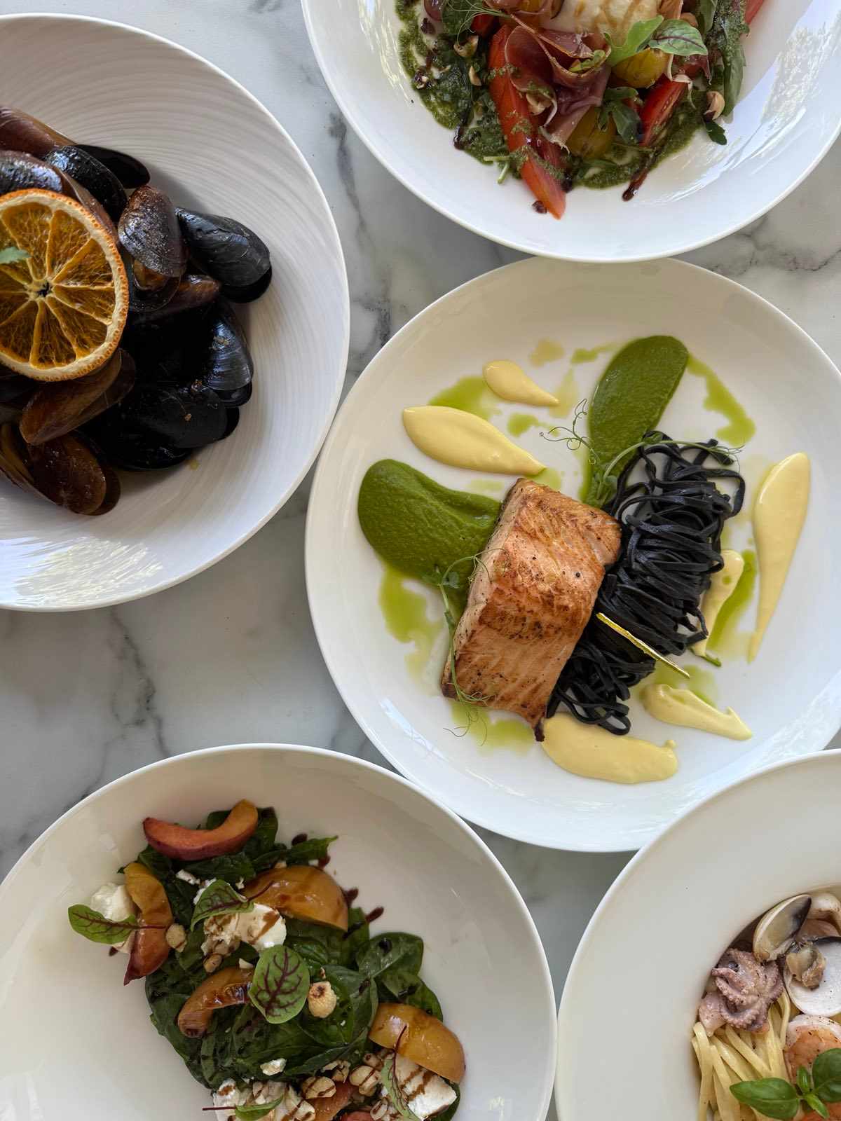 Leckeres Essen auf Tellern in Albena