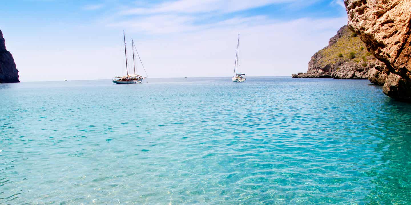 Die halbmondförmige Bucht Cala Tuent