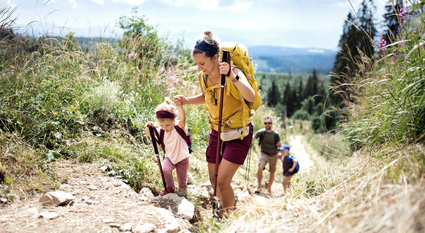 Familie beim Wandern