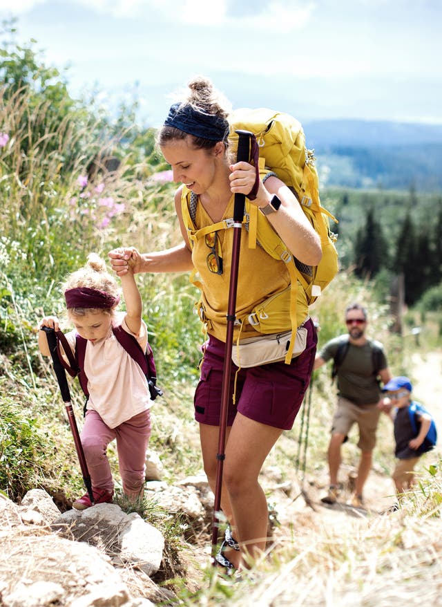 Sommerurlaub mit Kindern Familie beim Wandern