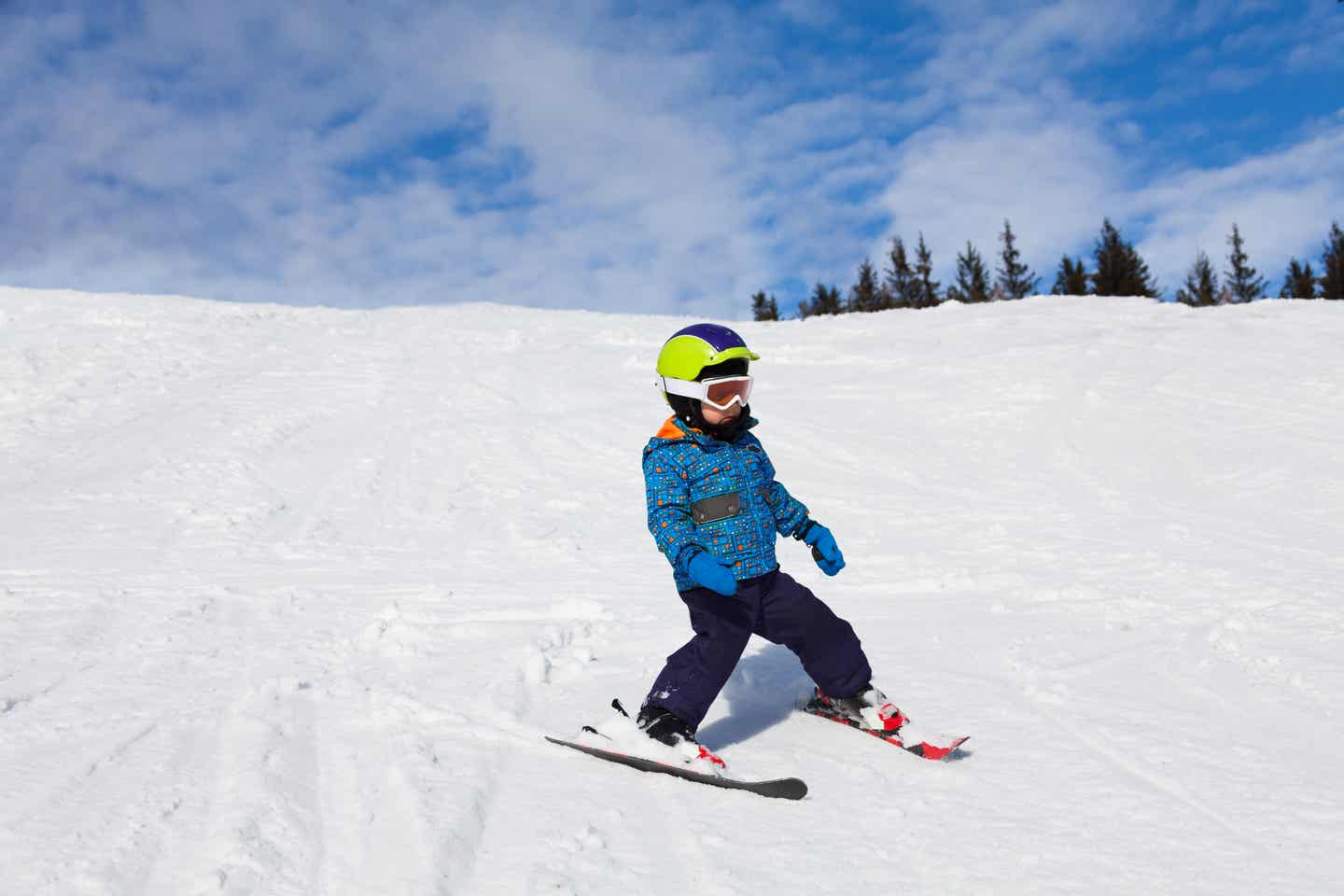 Kleiner Junge beim Skifahren im Allgäu