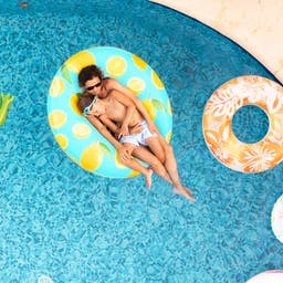 pool-mutter-kind-g-1368366670.jpg