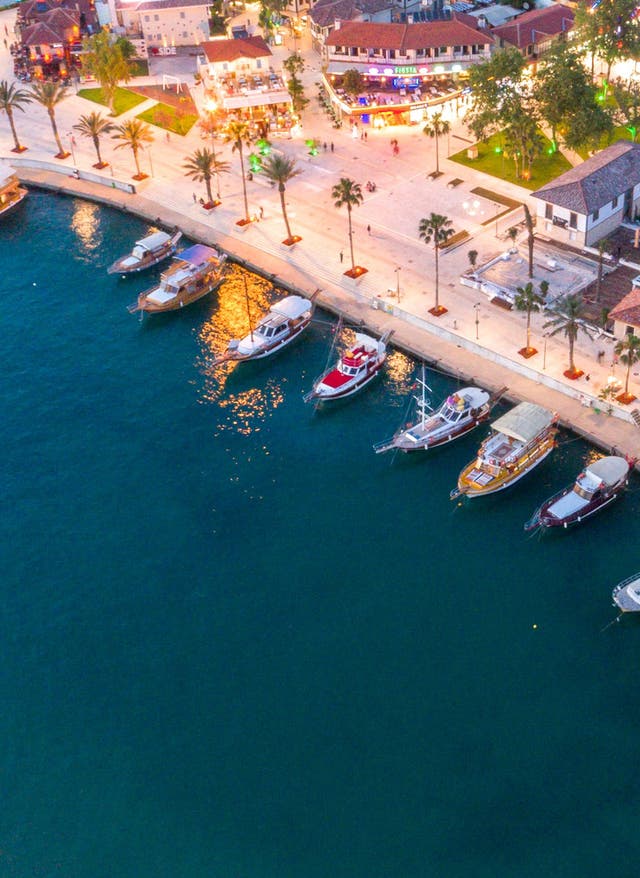 Sides Altstadt entdecken Blick auf den Hafen von Side