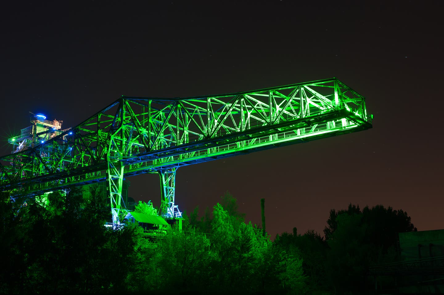 Kran beleuchtet bei Nacht