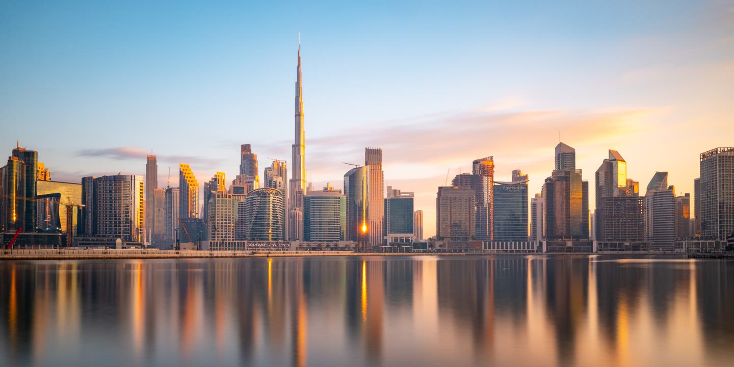 Schöner Strand in Dubai mit der Skyline