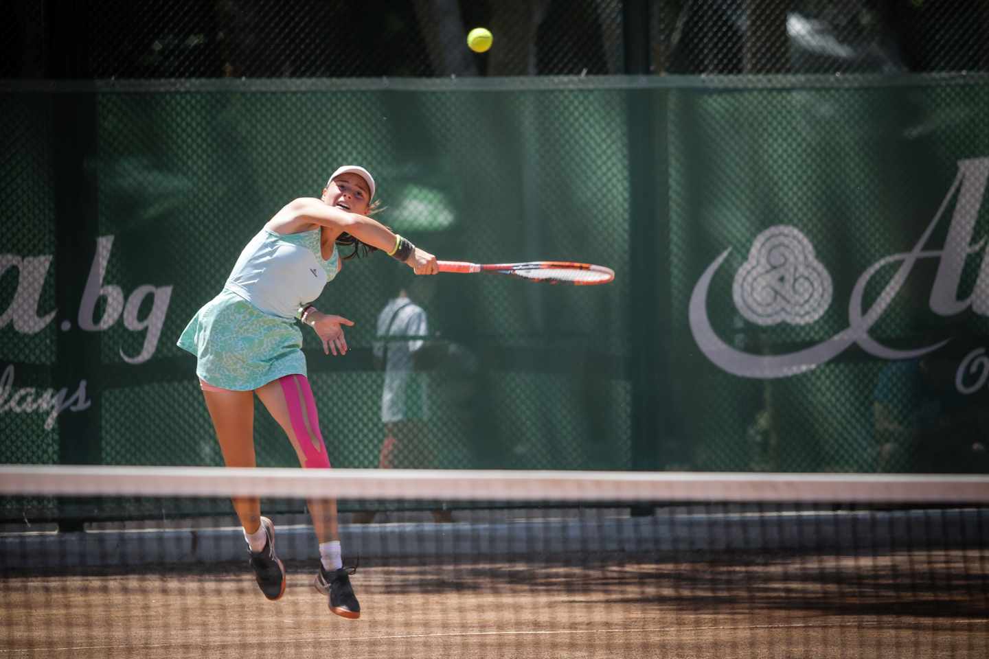 Mädchen spielt Tennis auf einer Anlage in Albena
