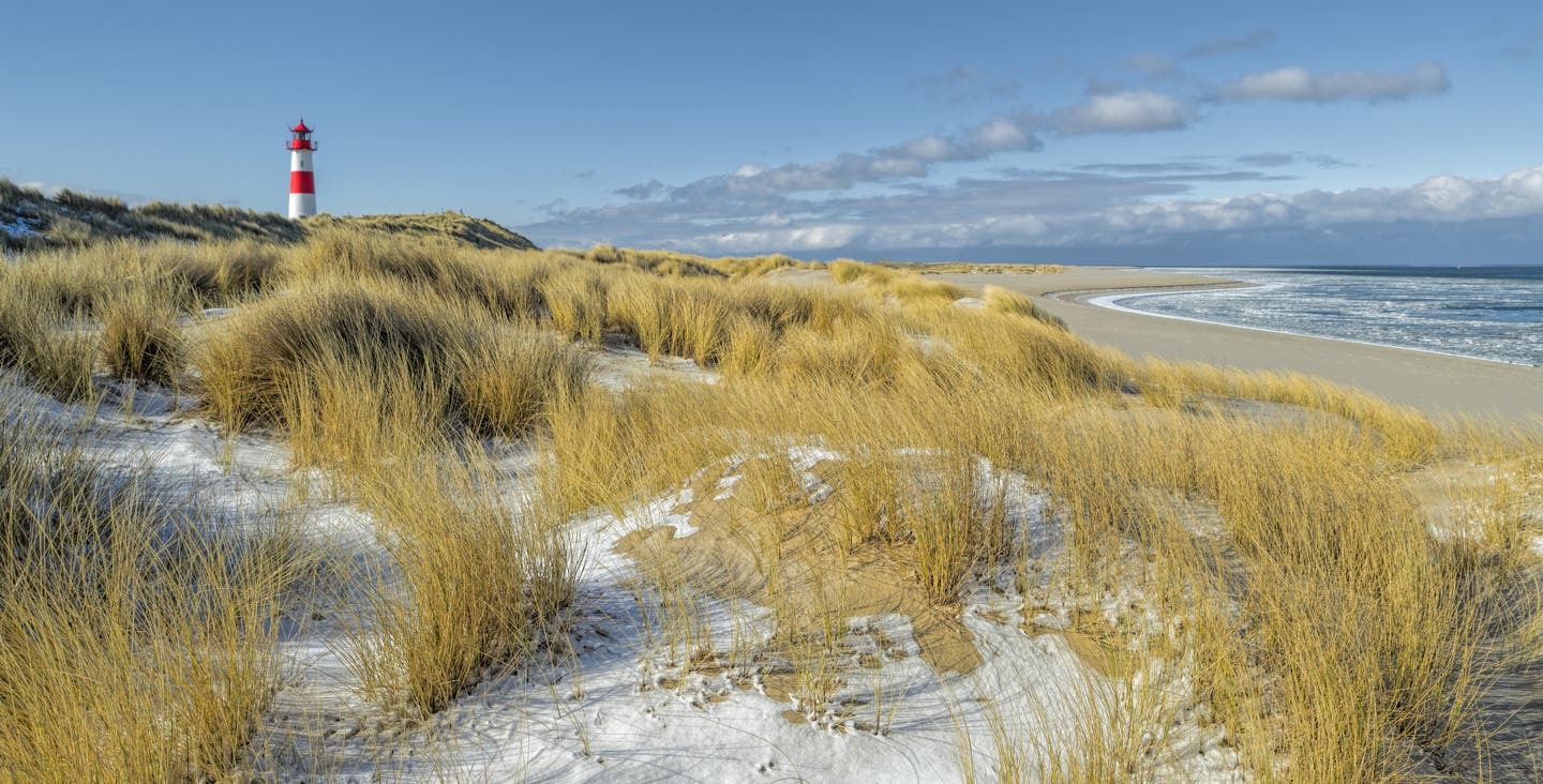 Sylt, Blick auf Dünen, Strand und Leuchtturm