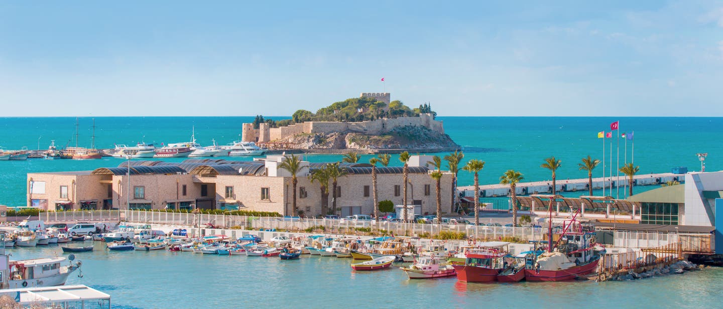 Hafen und Burg in Kusadasi