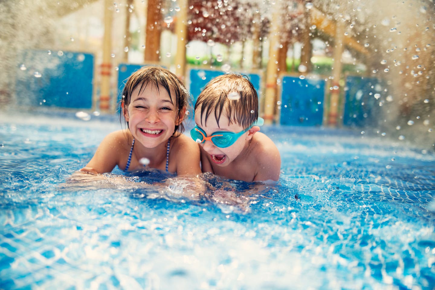 Kinder spielen im Pool