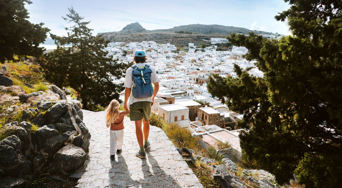 Vater und Sohn wandern auf Rhodos