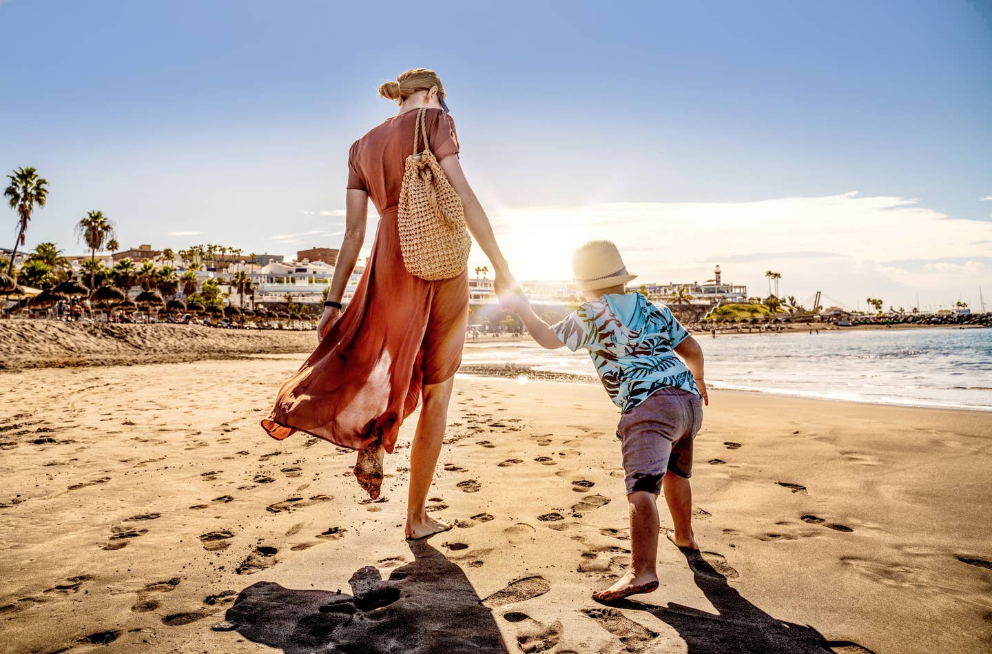 Mutter und Kind am Strand