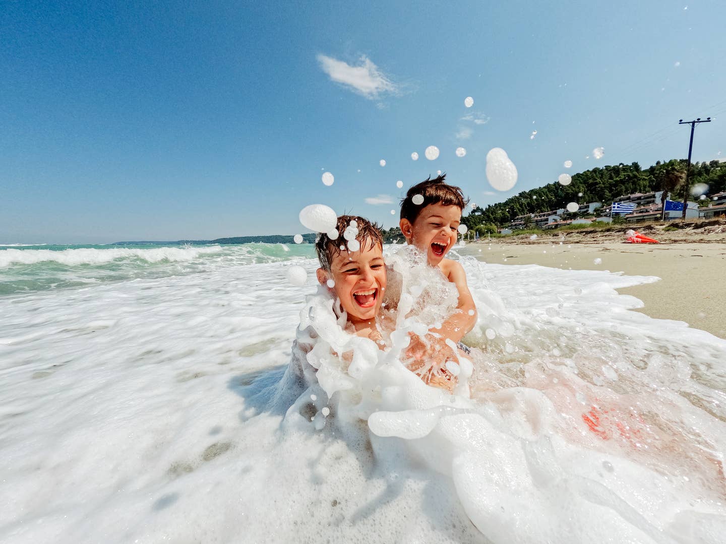 Jungs im Meer