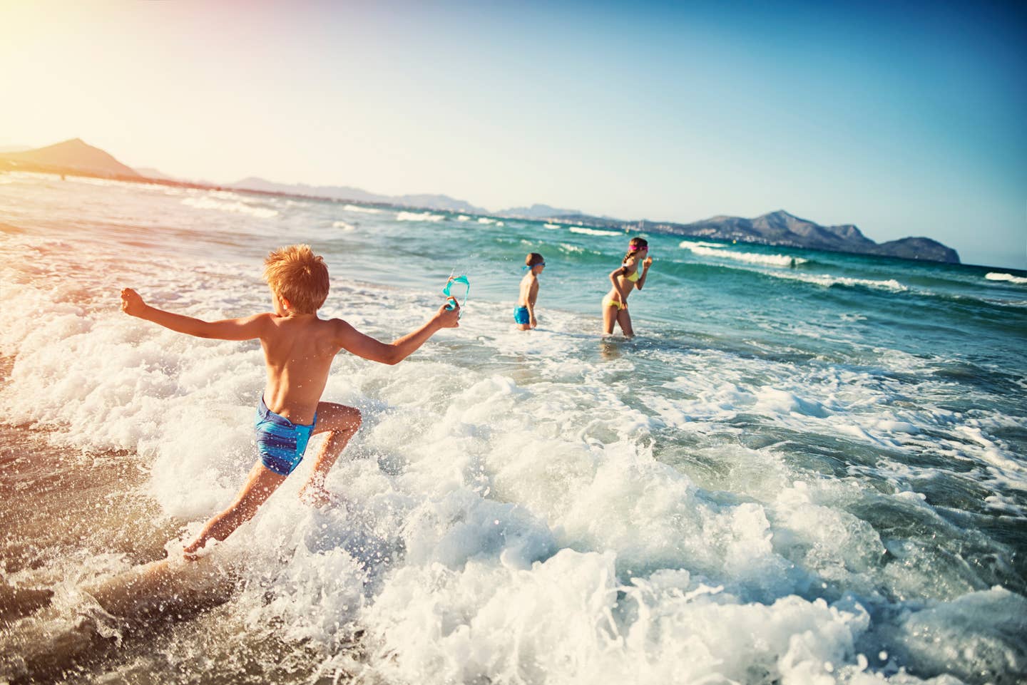 Kinder spielen im Meer