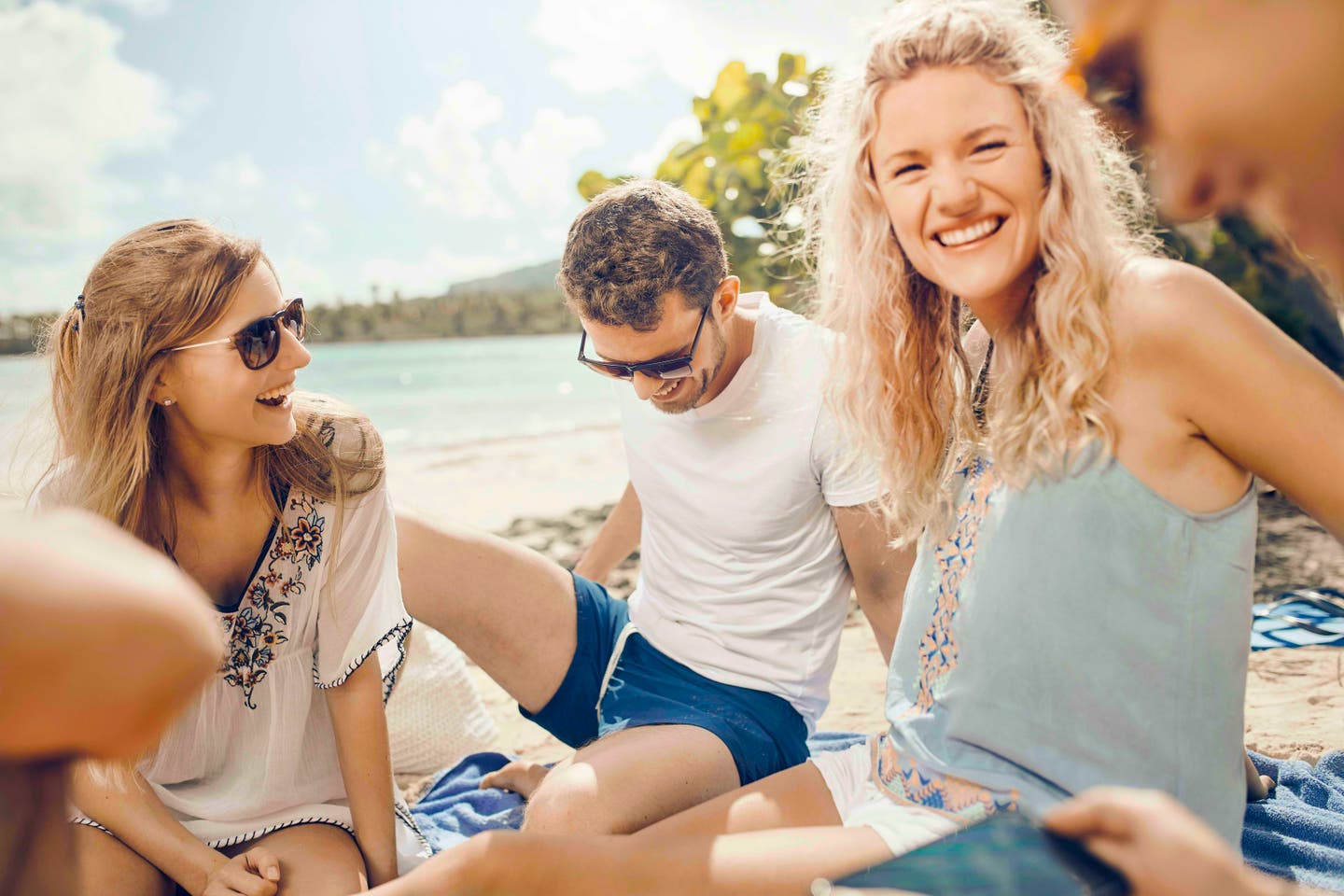 Gruppe von Freunden am Strand