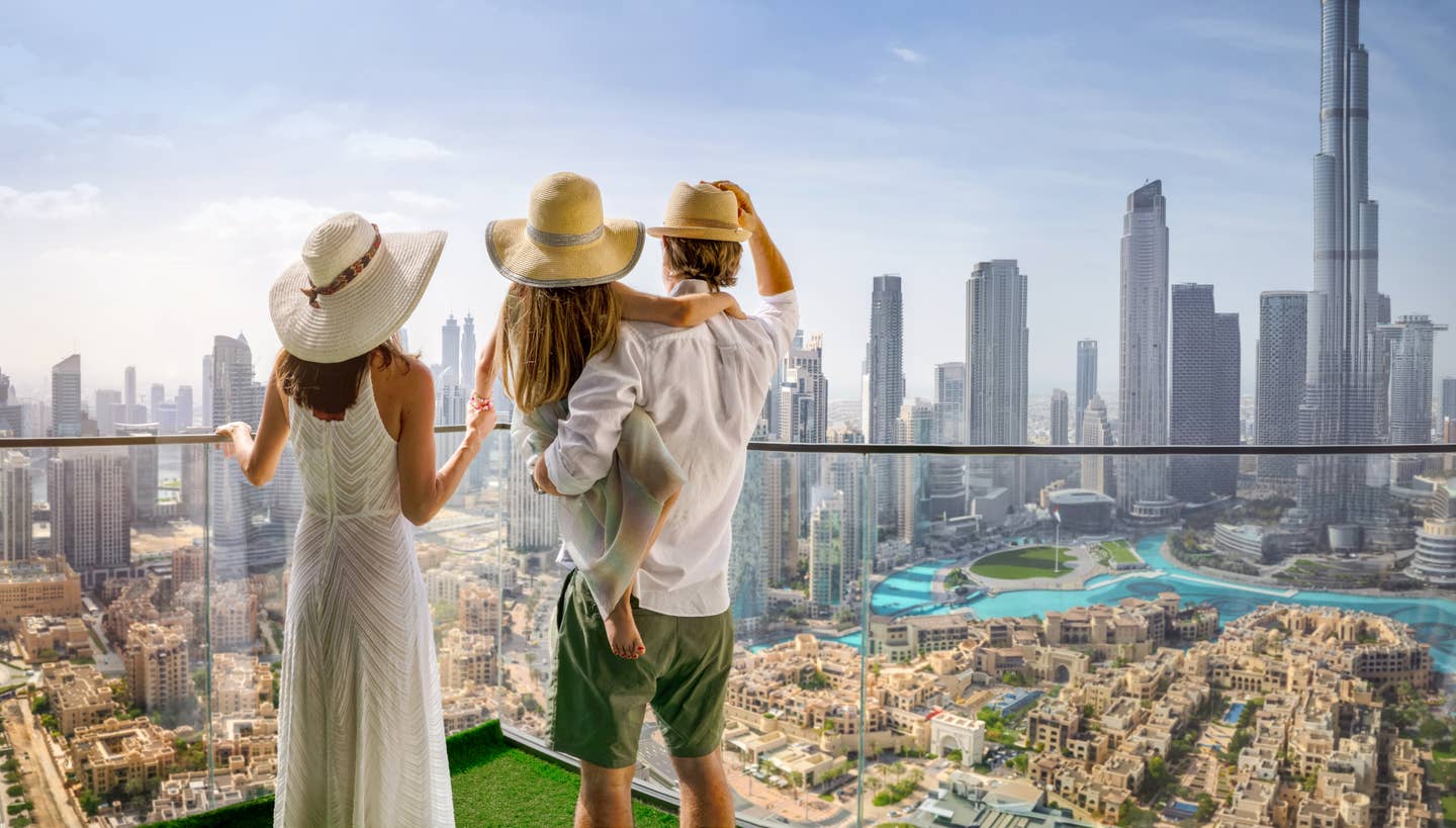 Familie blickt auf Skyline von Dubai