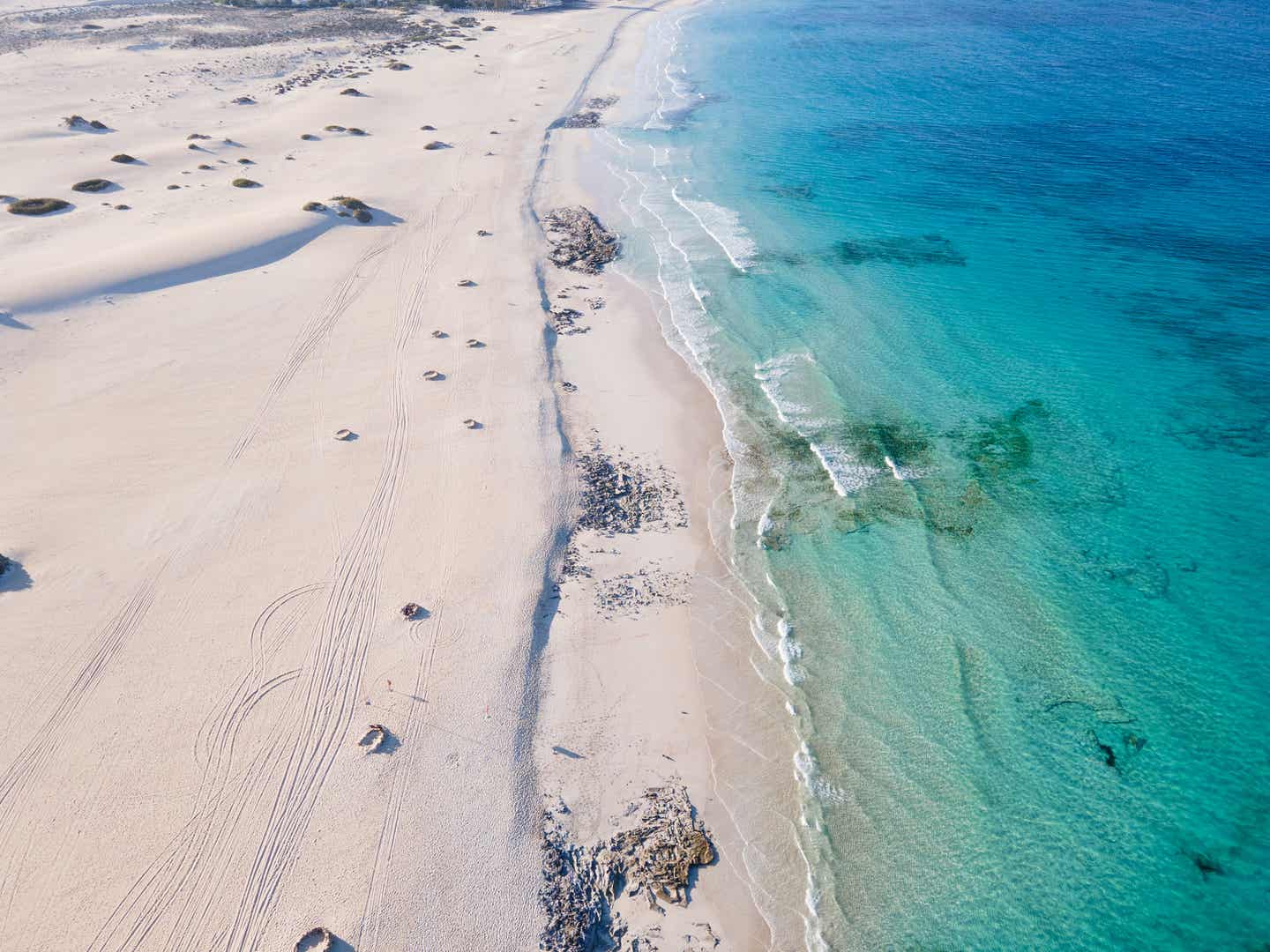 Strand mit türkisfarbenem Wasser