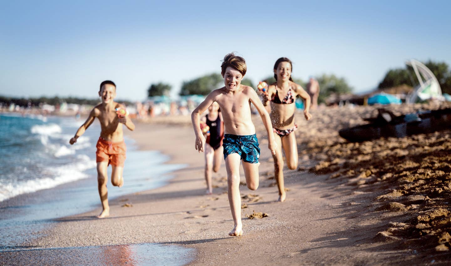 Kinder rennen am Goldstrand