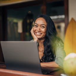 frau-laptop-g-1480380909.jpg