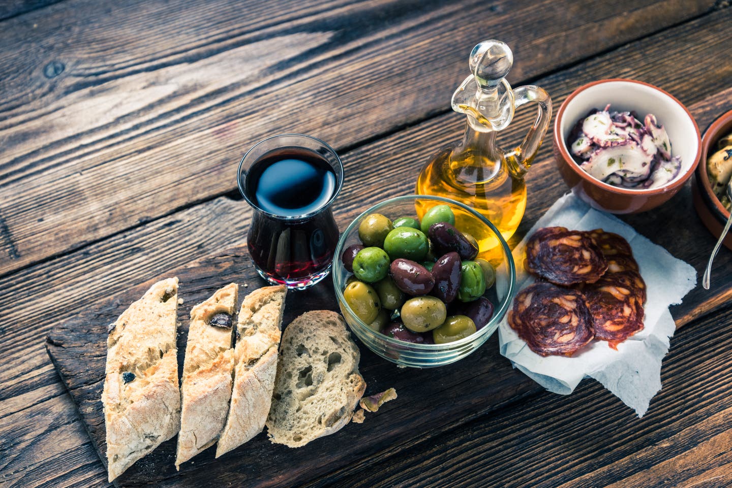 Oliven, Brot, Wurst und Meeresfrüchte