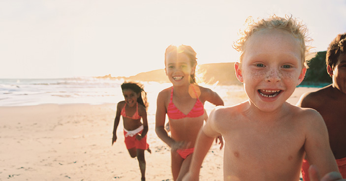 Kinder rennen am Strand