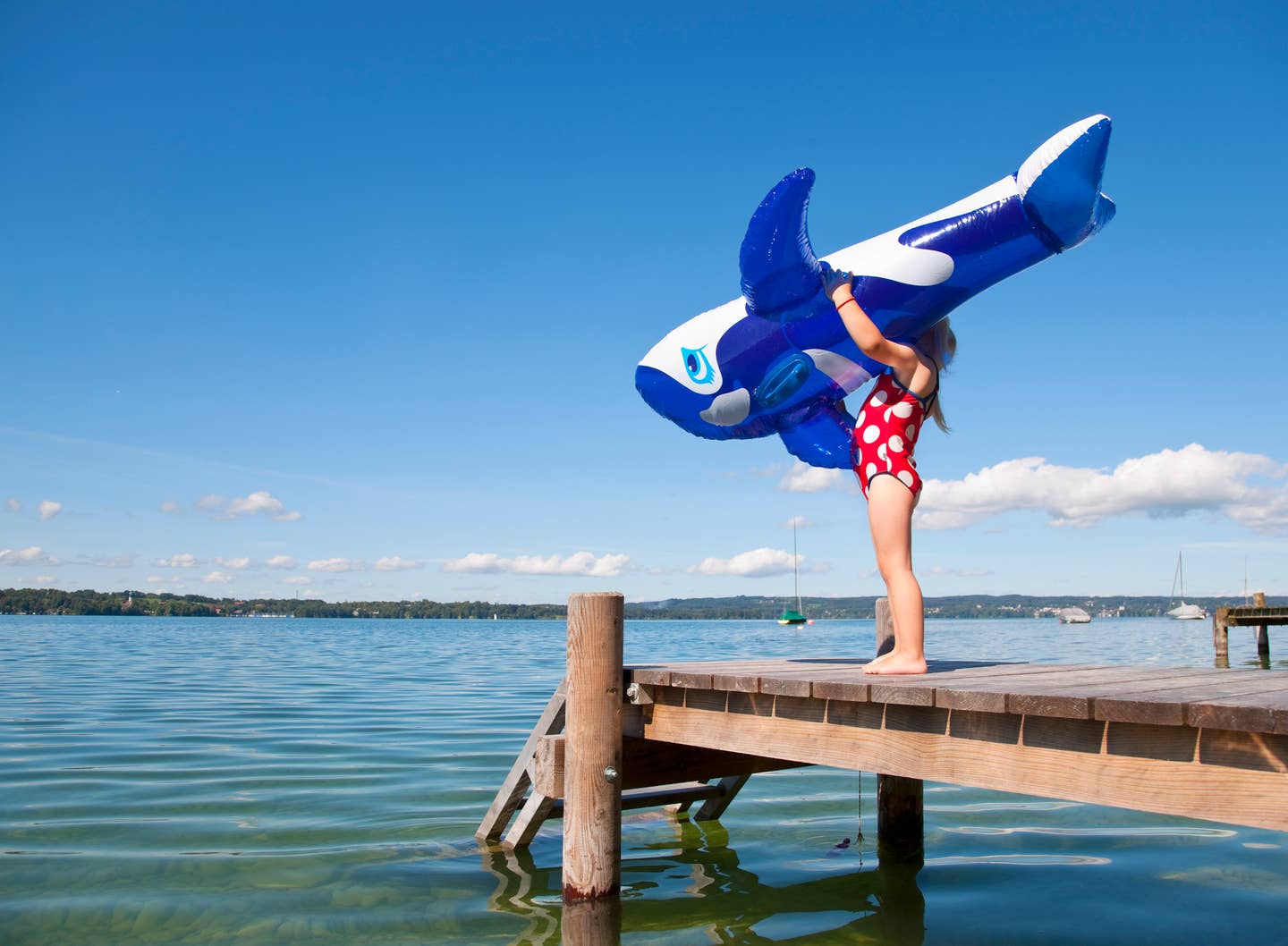 Kind blickt auf einen See