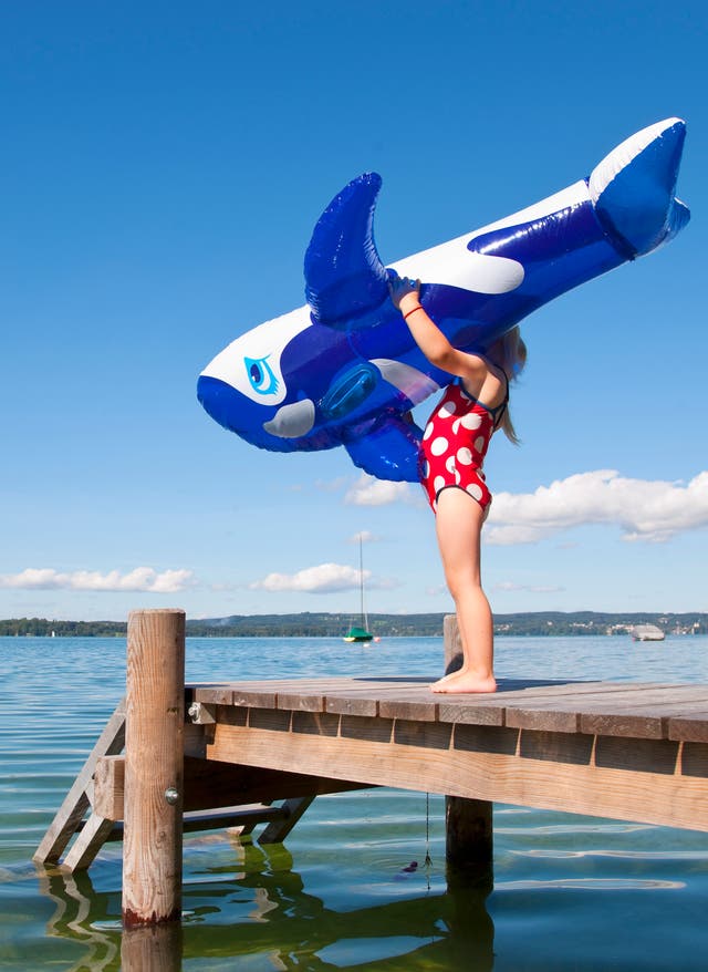 Urlaub am See Kind blickt auf einen See
