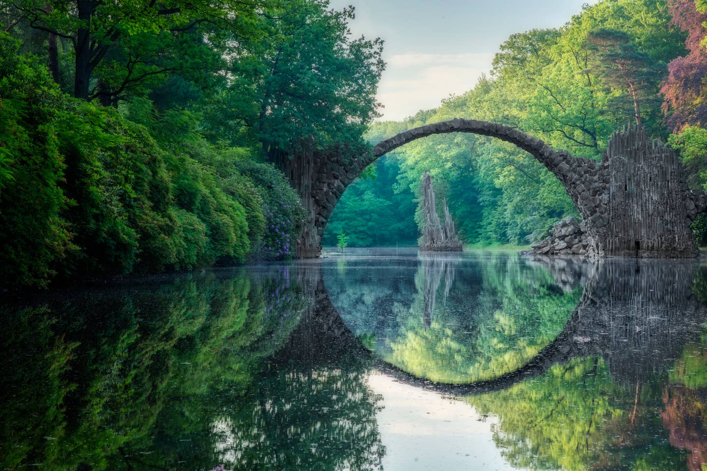 Aussicht auf gebogene Rakotzbrücke in Kromlau, Sachsen Aussicht auf gebogene Rakotzbrücke in Kromlau, Sachsen