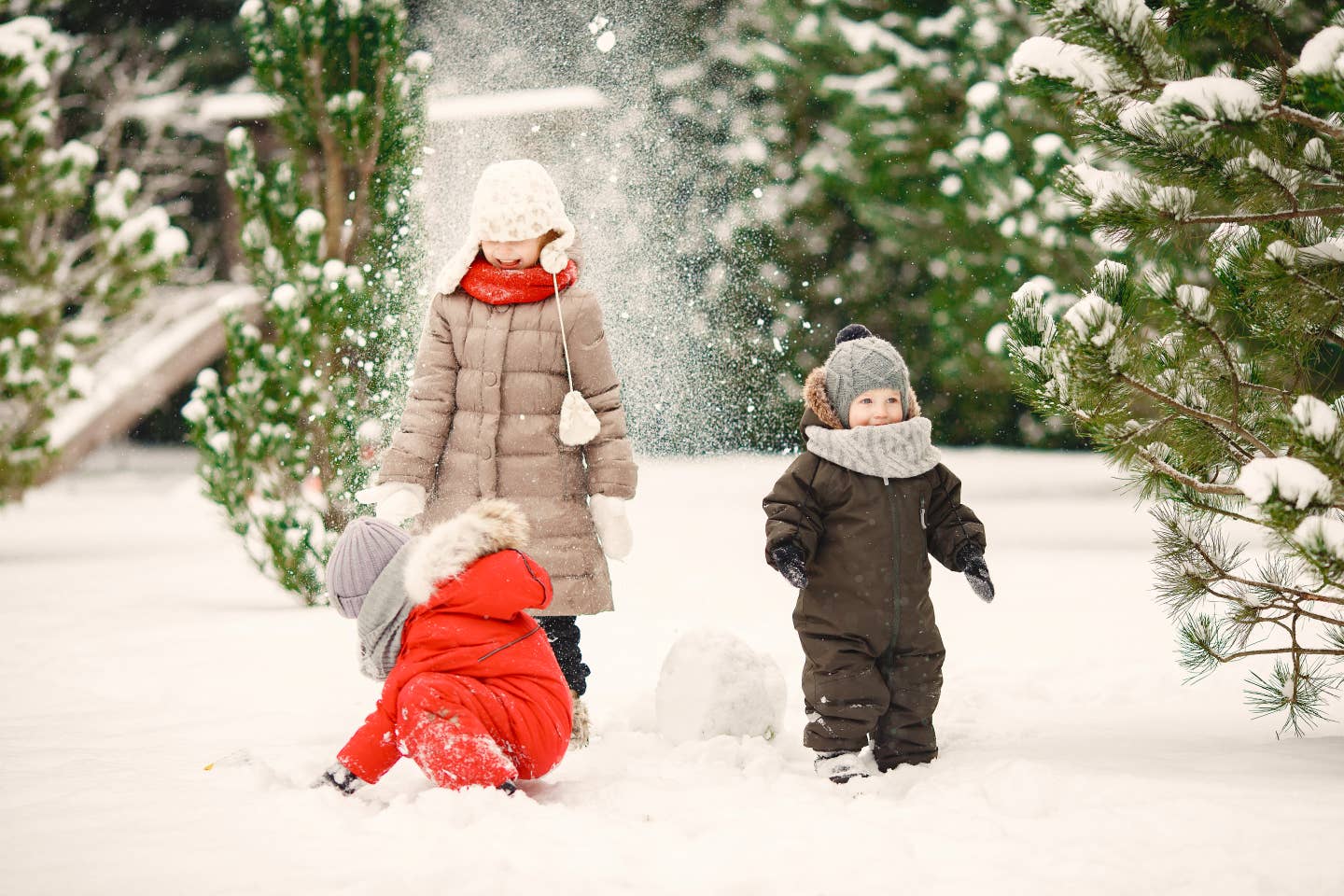 Kinder spielen im Schnee