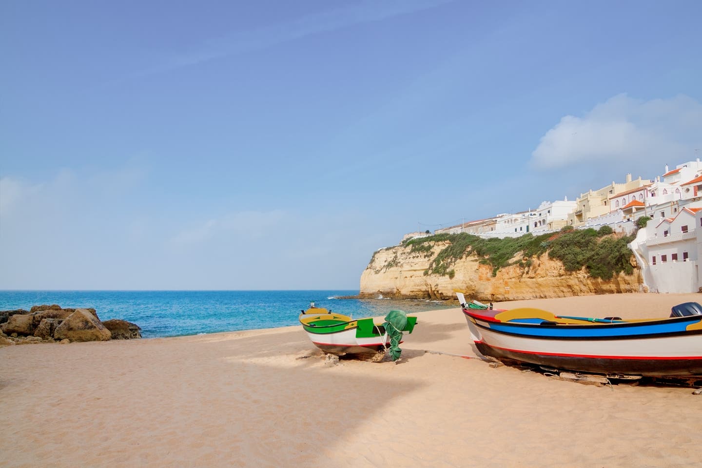 Carvoeiro, Algarve, Fischerboote am Strand