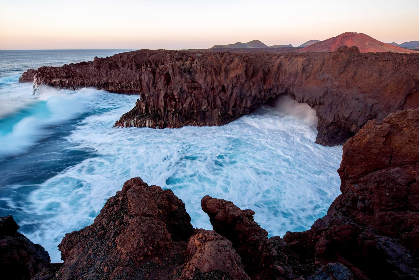 Sandstrand, Felsküste und Lavahöhlen: Vielseitiges Lanzarote