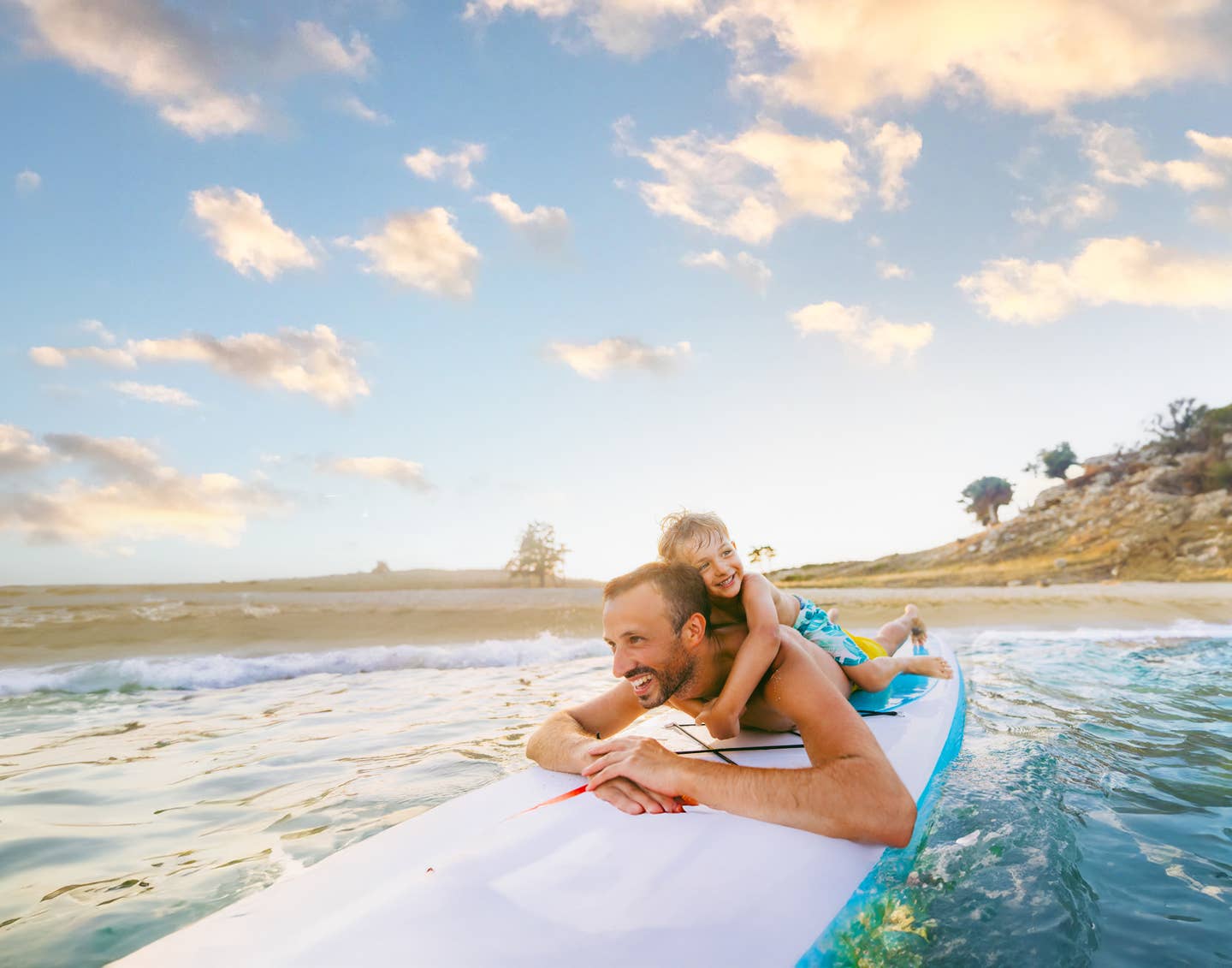 Vater und Sohn auf einem Surfboard